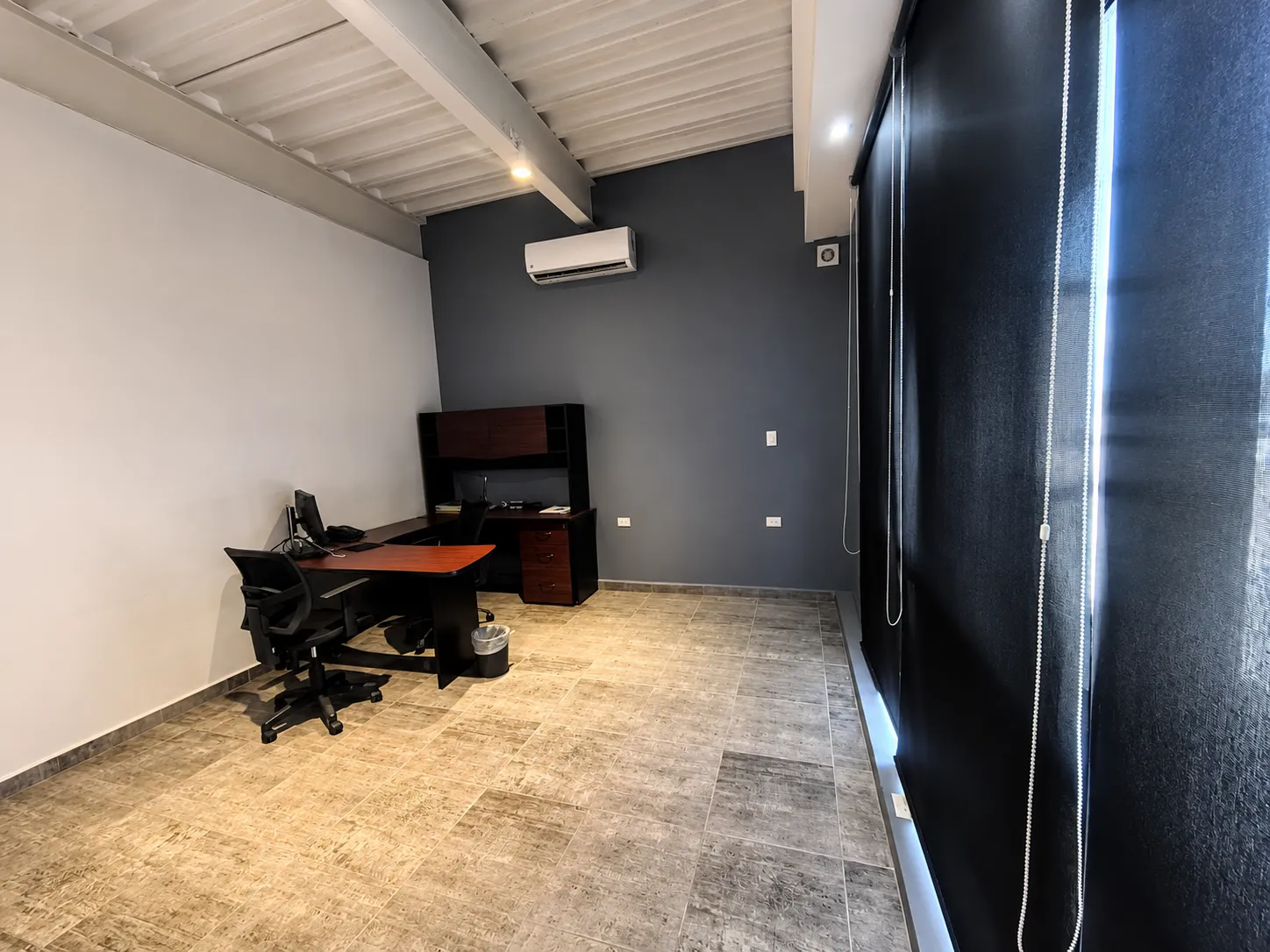Furnished private office with executive desk at TG | WORKLAB, Ciudad del Carmen