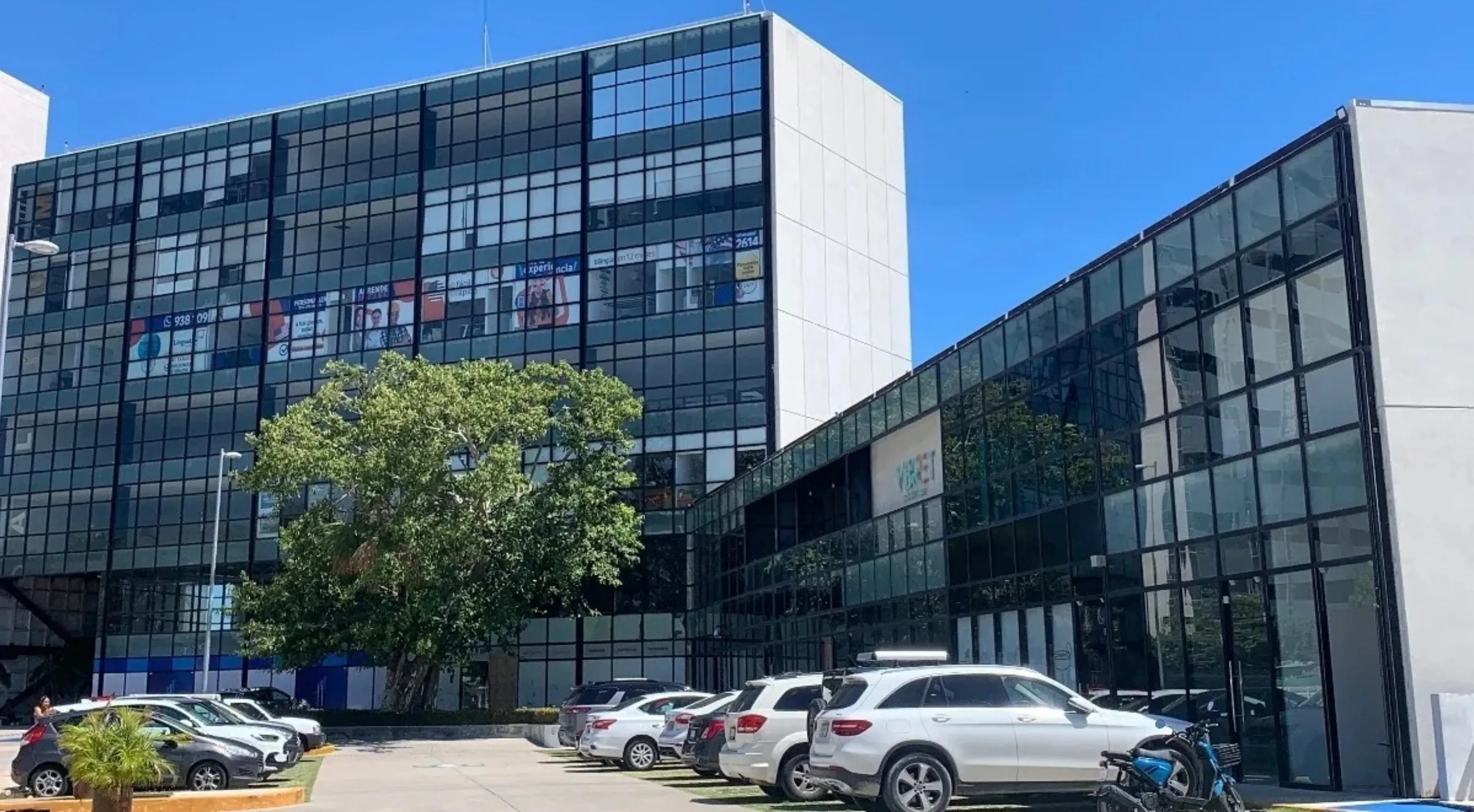 Plaza Altum building on Av. Isla de Tris, Ciudad del Carmen