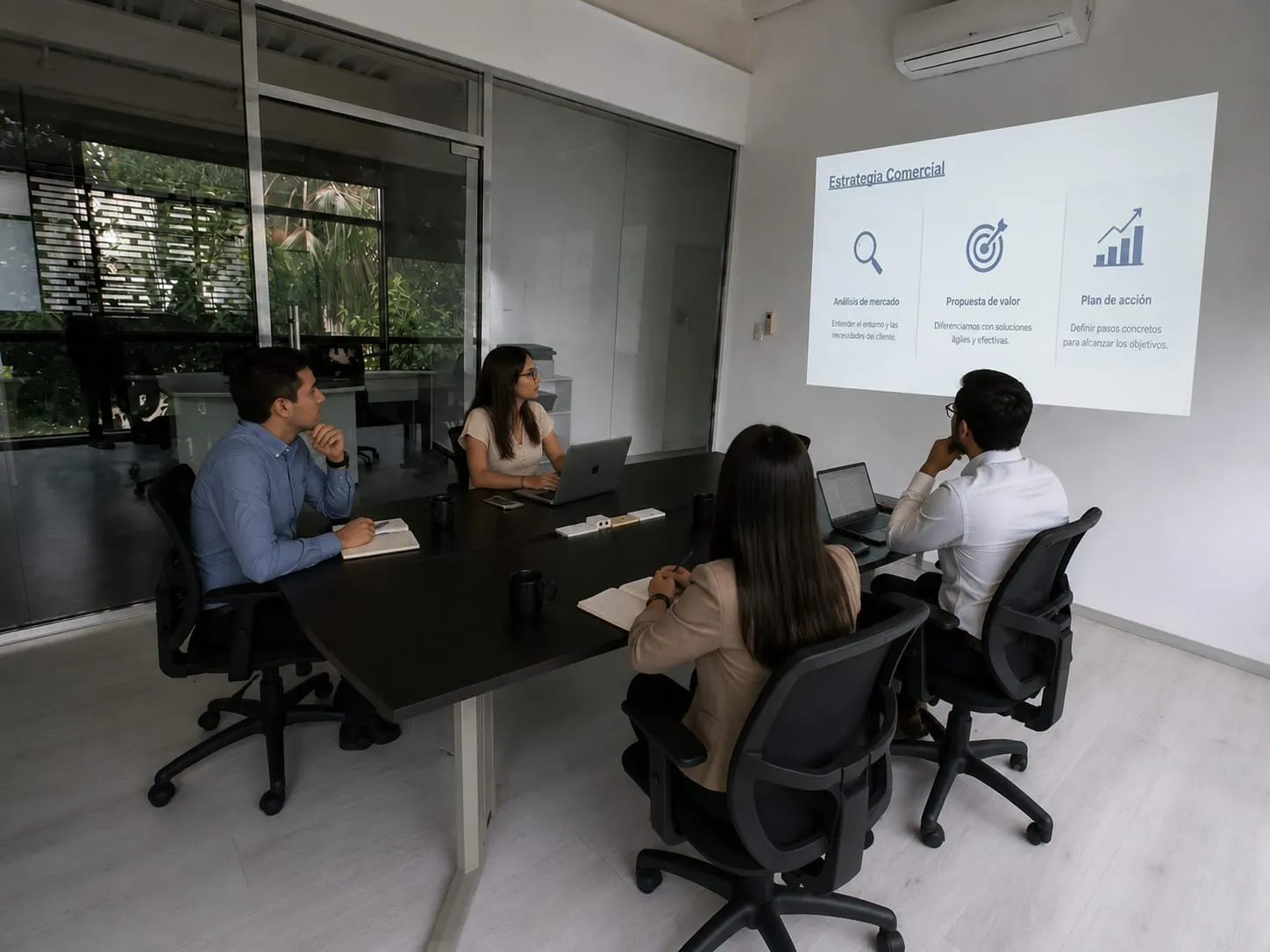 Equipo de trabajo en una presentación en la sala de juntas de TG | WORKLAB