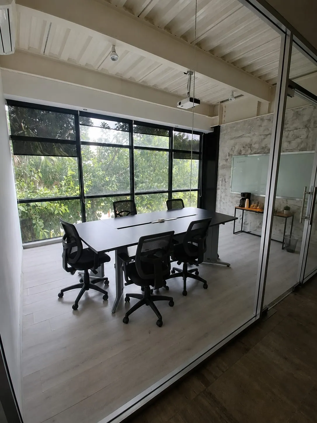 Meeting room with large windows at TG | WORKLAB, Ciudad del Carmen