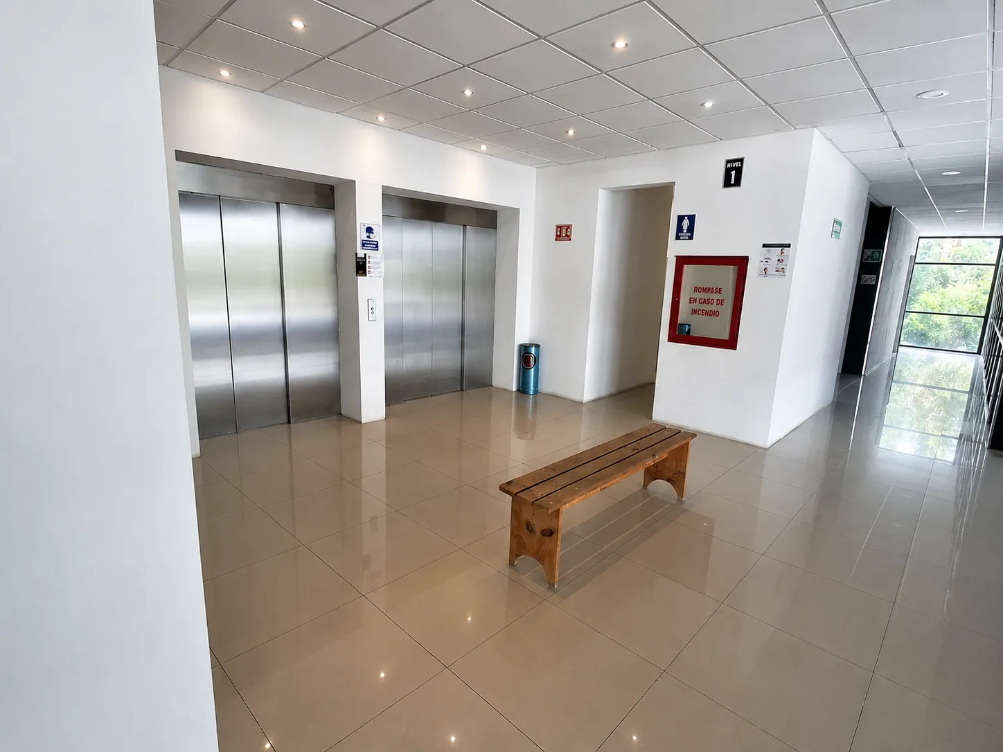 Lobby and elevators at Plaza Altum, Ciudad del Carmen